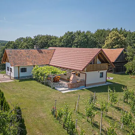 Deer's Hill - Sauna, Hot Tub, Garden - Happy Ferienhaus *