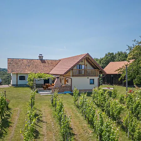 Deer's Hill - Sauna, Hot Tub, Garden - Happy Ferienhaus *
